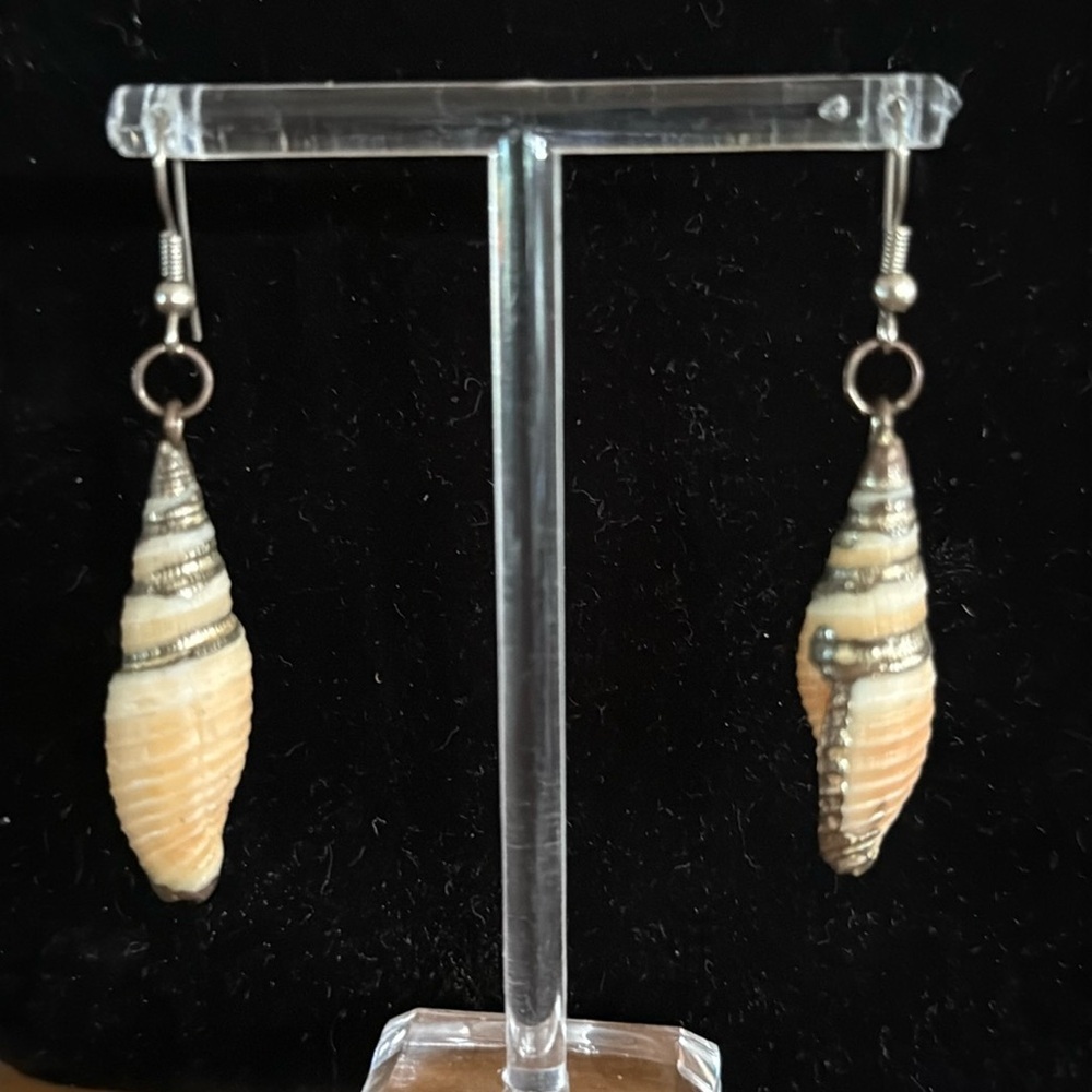 Vintage Conch Shell Dangle earring